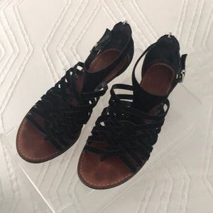 Black suede Vince Camuto sandal. Zip back. Sz 7